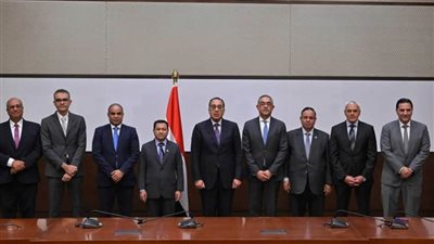 رئيس الوزراء يشهد توقيع 3 اتفاقات إطارية مُلزمة لبدء تجميع السيارات محليًا