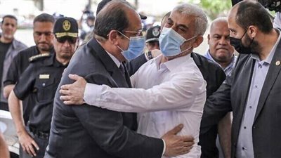 اللواء عباس كامل يستقبل وفد من حركة حماس لبحث الأوضاع في غزة