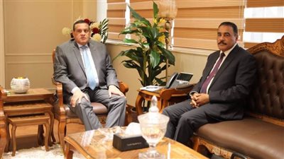 وزير التنمية المحلية يتابع مع محافظ مطروح الملفات التنموية والخدمية بالمحافظة