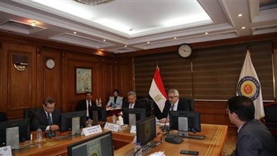 وزير التعليم العالي يستعرض تقريرا عن الاجتماع الدوري للمجلس الأعلى لشئون الدراسات العليا والبحوث (صور)