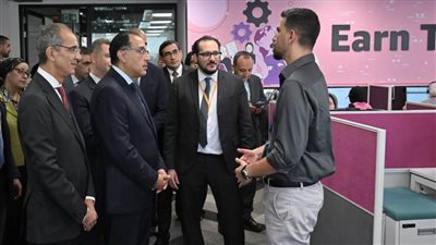 رئيس الوزراء يتفقد مركز أمازون لخدمة العملاء