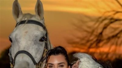 على الحصان.. لاميتا فرنجية تبهر الجمهور بإطلالة ملفتة