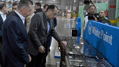 رئيس الوزراء يتفقد مصنع 