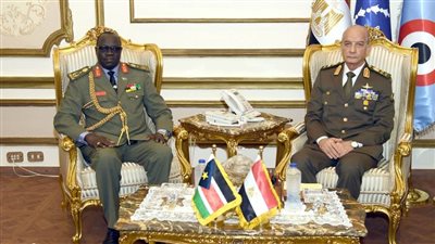 وزير الدفاع يلتقى نظيره بجمهورية جنوب السودان