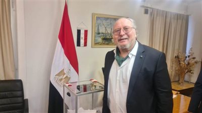 الملك السابق فؤاد الثاني يدلي بصوته في الانتخابات الرئاسية بالعاصمة السويسرية