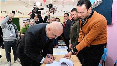 وزير الإسكان يُدلي بصوته في الانتخابات الرئاسية بمدرسة فاطمة عنان الإعدادية في القاهرة الجديدة (صور)