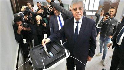 بالصور.. د. أيمن عاشور وزير التعليم العالي يدلي بصوته في الانتخابات الرئاسية بالتجمع الخامس
