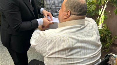 في لافته إنسانية بالغربية.. قاضى يخرج من اللجنة لمساعدة مواطن للأدلاء بصوته في الانتخابات الرئاسية 2024 بكفر الزيات بالغربية 