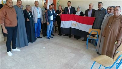 بأعلام مصر.. توافد كبير من الناخبين على لجان الاقتراع بالغربية 