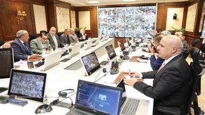 وزير التنمية المحلية يتابع سير العملية الانتخابية مع المحافظين عبر مركز الشبكة الوطنية للطوارئ والسلامة العامة (صور)