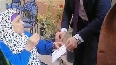 المشاهد الإنسانية في اول أيام الانتخابات الرئاسية بالغربية 2024 قاض يخرج لناخبة عجوز للإدلاء بصوتها في المحلة الكبرى 