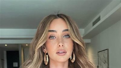 بالأسود الكاجوال.. هنا الزاهد تستعرض جمالها برفقة والدتها