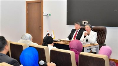 وزيرة البيئة تستمع لمقترحات العاملين لتطوير بعض القطاعات في مجال المخلفات 