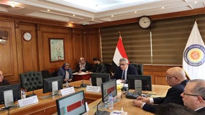 وزير التعليم العالي يستعرض تقريرًا عن الاجتماع الدوري للمجلس الأعلى لشئون التعليم والطلاب (صور)