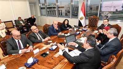 مسئولو الإسكان والوزارات المعنية يستعرضون خطة إنشاء التجمعات المتطورة بمطروح (صور)