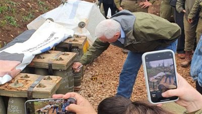 نائب الرئيس الأمريكي السابق يوقع على قذيفة إسرائيلية قبل إطلاقها نحو لبنان (صور)