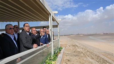 رئيس الوزراء يبدأ جولة تفقدية موسعة بعدد من المشروعات بالمنطقة الاقتصادية لقناة السويس (صور)
