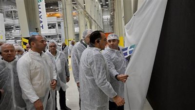 رئيس الوزراء يتفقد مصنع 