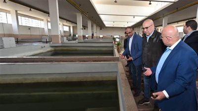 وزير الإسكان يتفقد محطة تنقية مياه الشرب بالأميرية