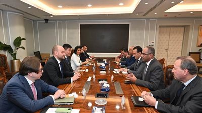 مسئولو وزارة الإسكان يبحثون سبل ومجالات التعاون المشترك مع ممثلى بنك التنمية الجديد (صور)