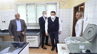 وزير الصحة يستهل جولته الميدانية المفاجئة بتفقد مستشفى حلوان العام (صور)