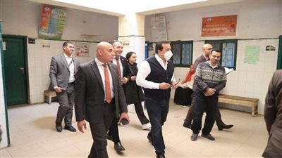 وزير الصحة يوجه بإقالة مدير الرعاية الأساسية بالجيزة وتحويل العاملين بالوحدة الصحية بـ«العطف» للتحقيق (صور)