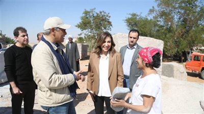 وزيرة الثقافة تتفقد ورشة عمل  الدورة ٢٨ لسمبوزيوم أسوان الدولي لفن النحت