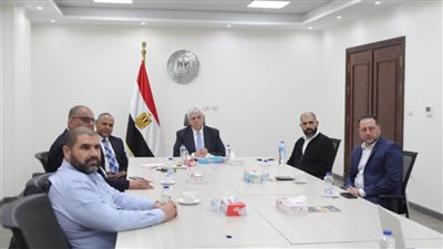 وزير التعليم العالي يلتقي فريق عمل السيارة الكهربائية (صور)