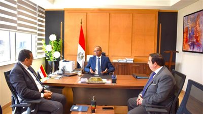 الإسكان تناقش مع المقاولون العرب وشركة عالمية تكنولوجيا تحسين أداء محطات المياه والصرف (صور)