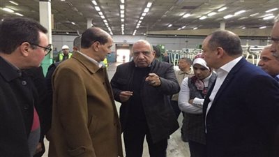 وزير قطاع الأعمال يتفقد شركة مصر للغزل والنسيج بالمحلة الكبرى (صور)