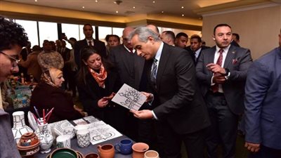 وزير العمل ومحافظ القاهرة يفتتحان معرضًا لمنتجات مركز تدريب مهني (صور)