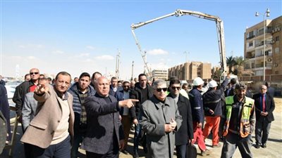 وزير النقل ورئيس هيئة القناة يتفقدان ترسانة السويس لبحث توطين صناعة السفن..صور