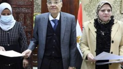 محافظ المنيا يسلم 59 مشروعا تنمويا لدعم السيدات والشباب في قرية أبيوها