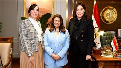 وزيرة الهجرة تبحث مع 