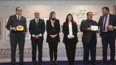 وزيرة الثقافة تُسلم جوائز الفائزين بمسابقات معرض القاهرة الدُولي للكتاب في نسخته الـ55 