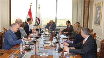 وزير قطاع الأعمال يبحث موقف التوريد والتشغيل للماكينات الحديثة بمصانع الغزل والنسيج الجديدة (صور)