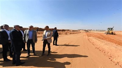 وزير الإسكان يتفقد أعمال تنفيذ الطرق والمرافق بالتجمع السادس (صور)