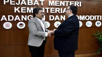 سفير مصر بكوالالمبور يلتقي وزير السلع والزراعات الماليزي (صور)