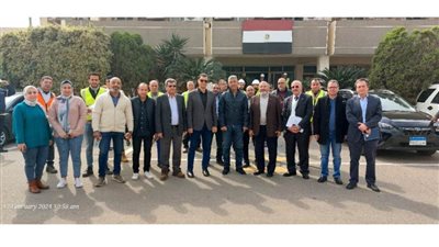 رئيس الجهاز التنفيذي لمياه الشرب يتابع سير العمل بمحطة معالجة الصرف الصحي بالجبل الأصفر (صور)