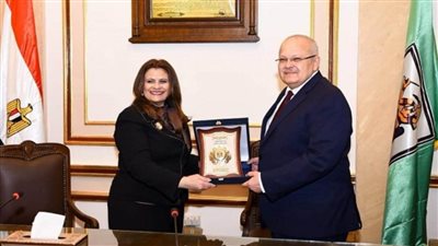 وزيرة الهجرة تهدي درع الوزارة لرئيس جامعة القاهرة تقديرا لجهوده الأكاديمية والوطنية