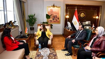 وزيرة الهجرة تلتقي مدير برامج المسئولية المجتمعية في 