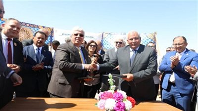 وزير التعليم العالي يضع حجر الأساس لمشروع أرض الجامعات المصرية بالوادي الجديد (صور)