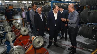 1.2 مليار جنيه حجم استثماراتها.. وزير العمل يتفقد شركة للدهانات ببورسعيد