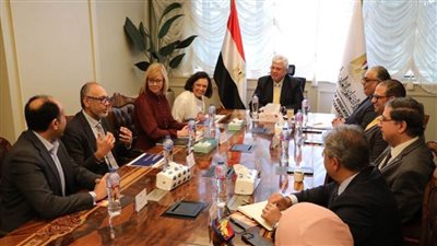 وزير التعليم العالي يُناقش مع وفد 