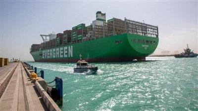 ميناء السخنة يستقبل سفينة الحاويات “Ever Goods” (صور)