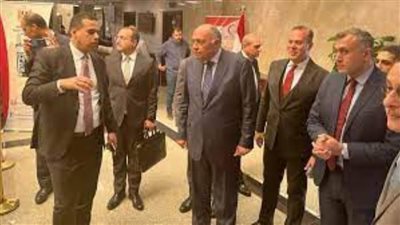 وزير الخارجية يتفقد سير العمل بالسفارة المصرية بالرياض وتوجيه بمواصلة تحديث الخدمات القنصلية