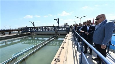 وزير الإسكان ومحافظ الشرقية يتفقدان مأخذ ومحطة تنقية مياه بلبيس (صور)