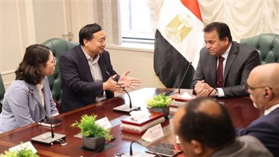 وزير الصحة يناقش مع 