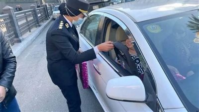 ضباط الشرطة يوزعون وجبات إفطار على الصائمين