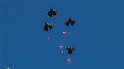 أمريكا تنفذ عملية إنزال جوي تاسعة للمساعدات الإنسانية لـ غزة